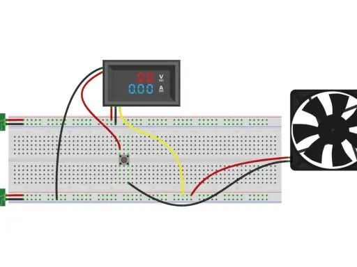 Schema collegamento voltmetro amperometro per ventola. Due alimentatori, un pulsante, un voltmetro/amperometro digitale e una ventola collegati su breadboard.