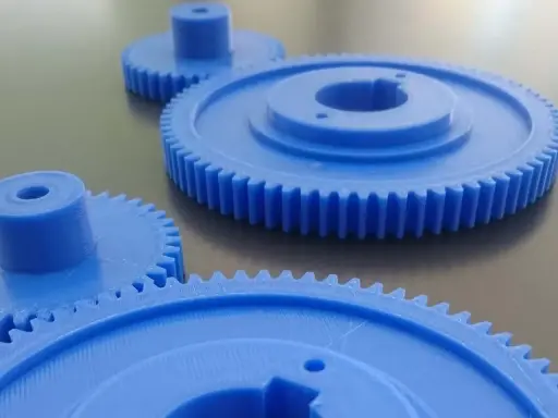Ingranaggi blu stampati in 3D, perfetti per progetti fai-da-te. Questi disegni ingranaggi da stampare sono pronti per dare vita alle tue idee meccaniche.