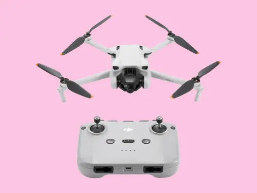 Il drone DJI Mini 3 e il suo radiocomando, pronti per esplorare le **caratteristiche** di volo.