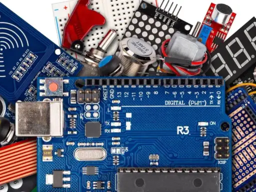 Componenti elettronici per progetti con Arduino: scheda, sensori, display, motori e altro. Un vero kit per il tuo manuale Arduino.
