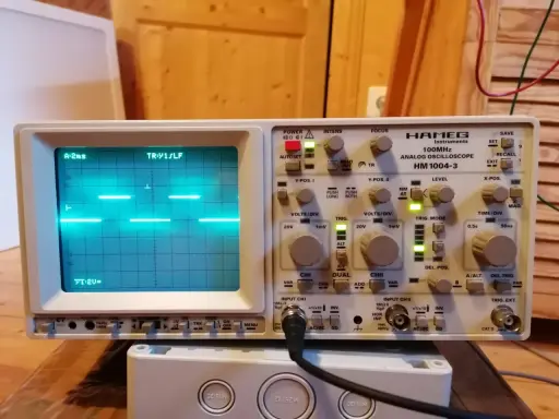 Un oscilloscopio Hamg HM 1004-3 mostra un segnale a onda quadra, probabilmente generato da un Arduino, con impostazioni di tempo e voltaggio visibili.