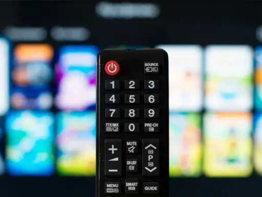 Telecomando nero con tastierino numerico e pulsanti funzione, pronto per impostare il codice telecomando universale per la TV.