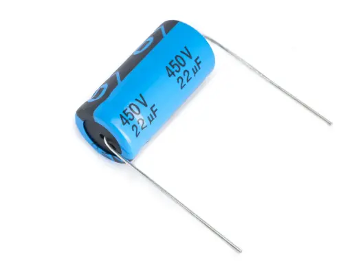 Un condensatore polarizzato blu con specifiche 450V 22µF, pronto per essere saldato.