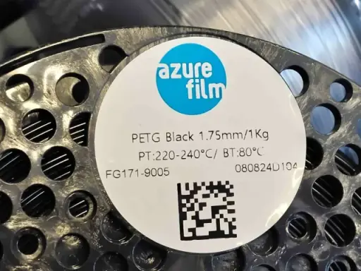 Bobina di PETG nero 1.75mm. La temperatura di rammollimento (BT) è 80°C, ideale per stampe resistenti.