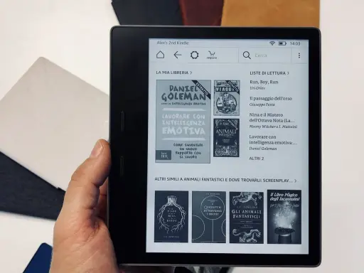 La libreria del Kindle mostra come scaricare libri, con titoli come "Lavorare con intelligenza emotiva".