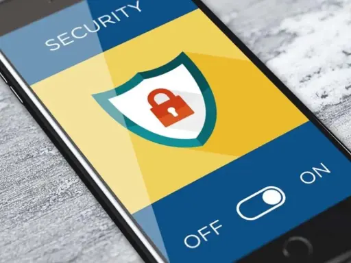 Schermo di un tablet con icona di lucchetto e testo "SECURITY". Software di protezione attivo.