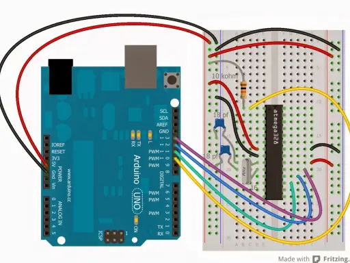 Arduino UNO collegato a breadboard con microcontrollore ATmega328. Un esempio di come si scrive sketch per elettronica.