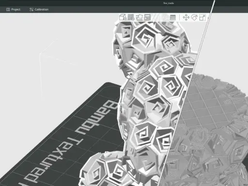 Interfaccia software per la stampa 3D, con un modello geometrico complesso in fase di preparazione. Ideale per chi cerca progetti 3d gratis.