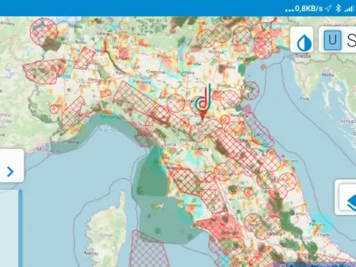 Mappa dell'Italia con aree rosse tratteggiate che indicano una no fly zone.