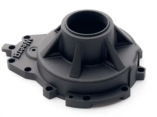 Componente nero con logo "Weerg", realizzato con stampante 3d nylon, presenta un foro centrale e rinforzi strutturali.