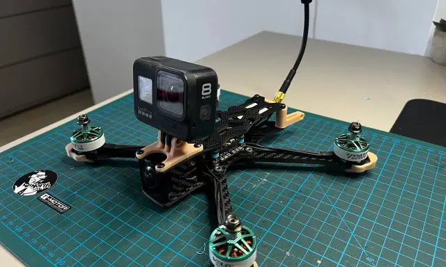 Un drone FPV in fase di costruzione, con GoPro Hero 8 montata, pronto per il volo.