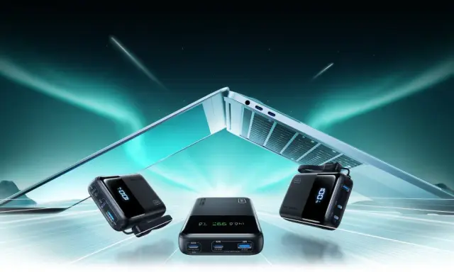 Tre alimentatori portatili, uno dei quali con display digitale al 100%, pronti a fornire energia. Un laptop aperto fluttua sullo sfondo, suggerendo la potenza di un alimentatore 100 ampere.