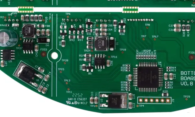 Scheda elettronica con componenti SMD, microcontrollore e connettori. Guida per capire come leggere una scheda elettronica.