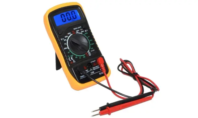 Multimetro giallo con display blu, pronto per testare transistor e altri componenti elettronici.