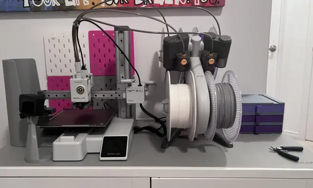 Stampante 3D Bambu Lab A1 mini con AMS lite, pronta per stampe multicolore.