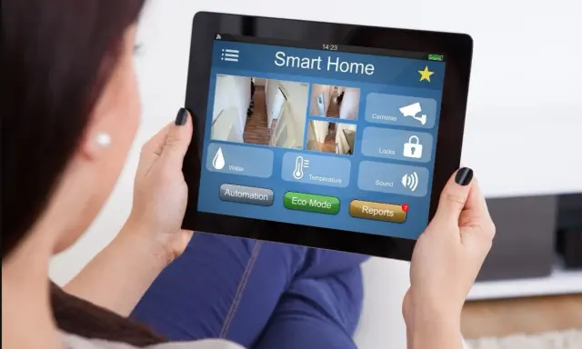 Controllo domotica Arduino su tablet: telecamere, serrature, temperatura, acqua, suoni e report.