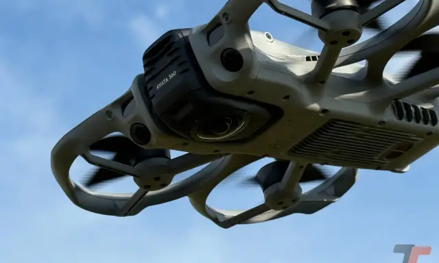 DJI Avata in volo, pronto per nuove avventure. Il suo design compatto e le eliche protette sono perfetti per chi cerca un drone agile e sicuro, ideale anche per chi è alle prime armi e necessita del patentino.