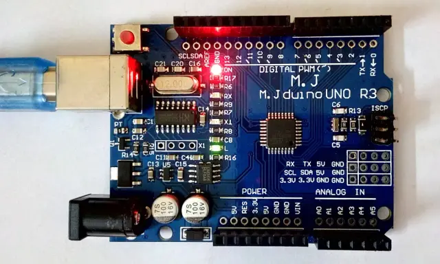 Microcontrollore Arduino UNO R3 con cavo USB collegato e LED accesi. Pronto per progetti di elettronica.
