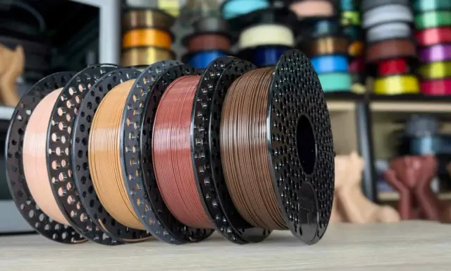Bobine di colori per stampe 3d in tonalità naturali, pronte per dare vita a creazioni uniche.
