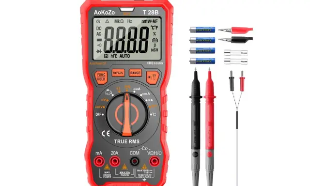 Multimetro rosso con puntali, batterie e fusibili. Utile per la prova transistor schema.