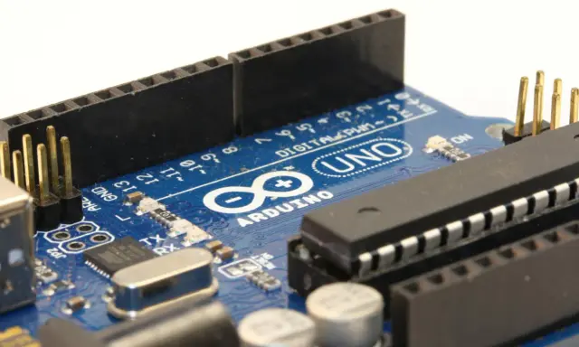 Primo piano di una scheda Arduino Uno, con il nome "ARDUINO" ben visibile. Ideale per progetti di elettronica.