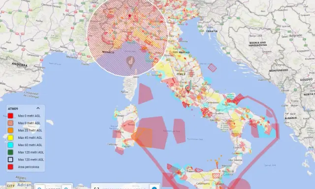 Mappa dell'Italia con aree colorate che indicano dove si può volare con il drone, con diverse restrizioni di altezza.