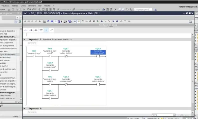 Programmatore che lavora su un software di automazione industriale, creando una logica di controllo per motori.