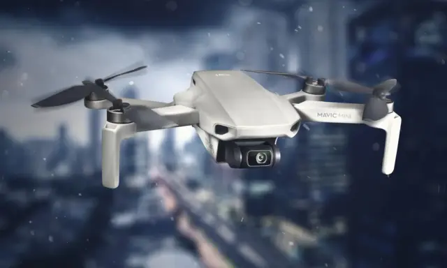Drone Mavic Mini in volo, pronto per catturare immagini mozzafiato. Richiede autorizzazione volo drone comune per operare in sicurezza.