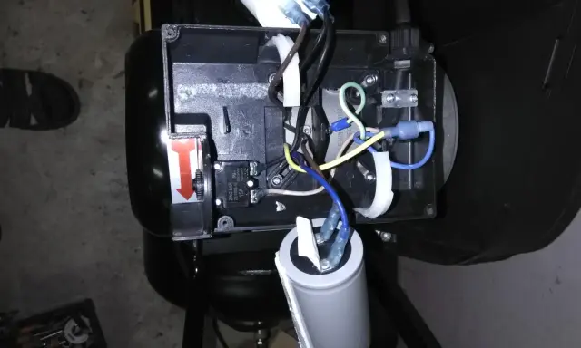 Il condensatore su un motore elettrico serve a creare lo sfasamento necessario per l'avviamento e il funzionamento, garantendo una rotazione fluida.