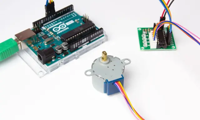 Arduino Uno collegato a un driver ULN2003 per controllare un motore passo-passo.