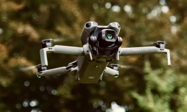 Un drone DJI Mini 5 Pro in volo. Per pilotare un drone sotto i 250 grammi, in Italia, non servono patentini specifici, ma è fondamentale conoscere le regole.