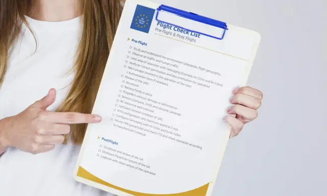 Lista di controllo per la sicurezza aerea droni: pre-volo e post-volo. Verifica ambiente, traffico, permessi e stato del drone.