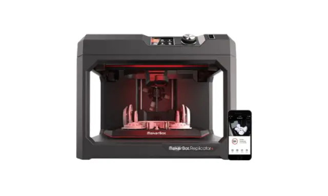 Stampante 3D MakerBot Replicator+ con smartphone che mostra il processo di stampa. Le tecnologie stampa 3d rendono possibile la creazione di oggetti complessi.