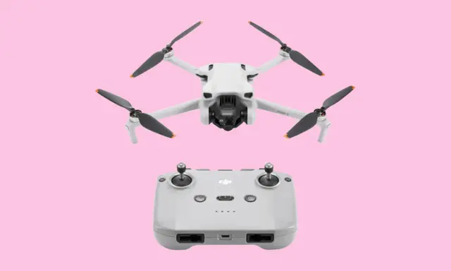 Il drone DJI Mini 3 e il suo radiocomando, pronti per esplorare le **caratteristiche** di volo.