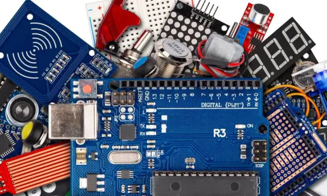 Componenti elettronici per progetti con Arduino: scheda, sensori, display, motori e altro. Un vero kit per il tuo manuale Arduino.
