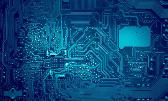 Schema di circuiti stampati blu, che illustra la differenza tra firmware e software, con percorsi intricati e componenti elettronici.