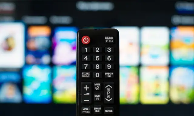 Telecomando nero con tastierino numerico e pulsanti funzione, pronto per impostare il codice telecomando universale per la TV.