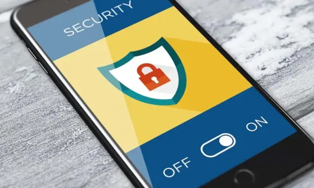 Schermo di un tablet con icona di lucchetto e testo "SECURITY". Software di protezione attivo.