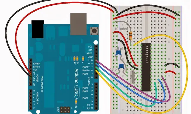 Arduino UNO collegato a breadboard con microcontrollore ATmega328. Un esempio di come si scrive sketch per elettronica.