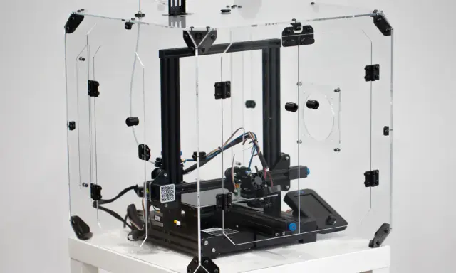 Stampante 3D Ender 3 in teca trasparente, pronta per aggiornamenti firmware.