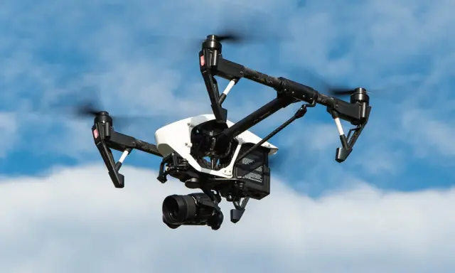 Drone in volo, pronto per un nuovo servizio. Il rinnovo patentino drone è fondamentale per operare in sicurezza.