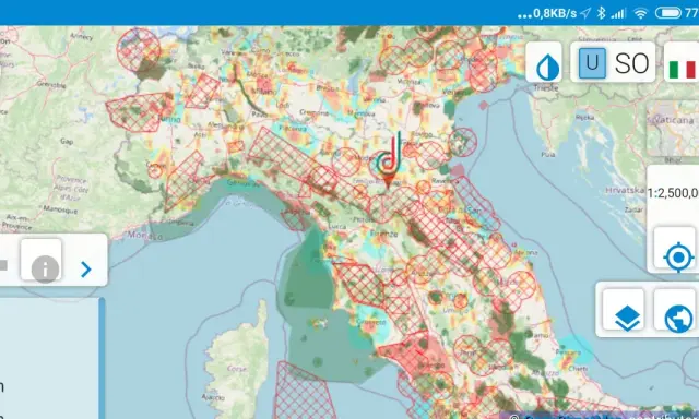 Mappa dell'Italia con aree rosse tratteggiate che indicano una no fly zone.