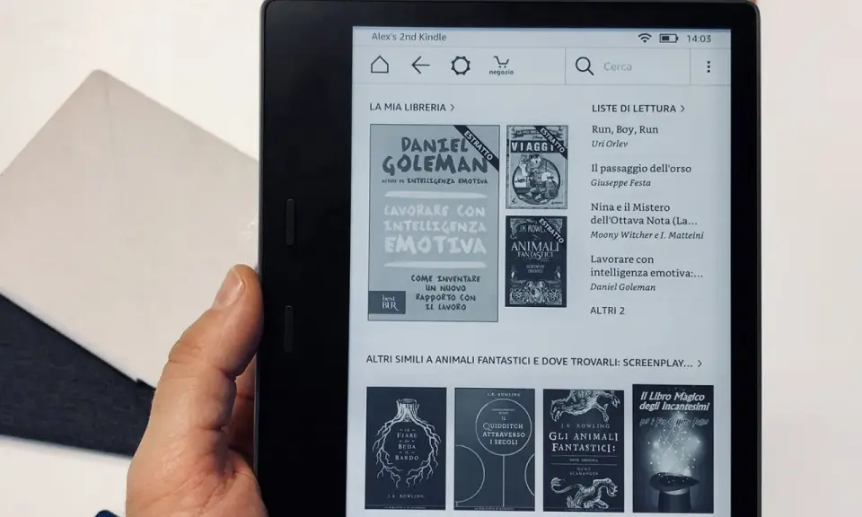 La libreria del Kindle mostra come scaricare libri, con titoli come "Lavorare con intelligenza emotiva".