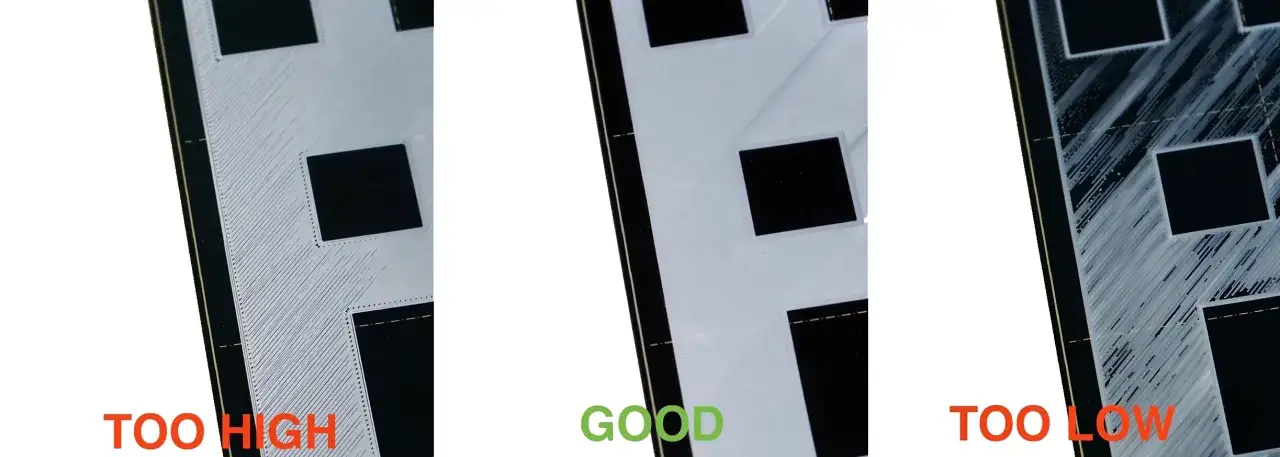 Confronto stampe 3D: z offset troppo alto (linee distanziate), corretto (linee aderenti) e troppo basso (linee graffiate).