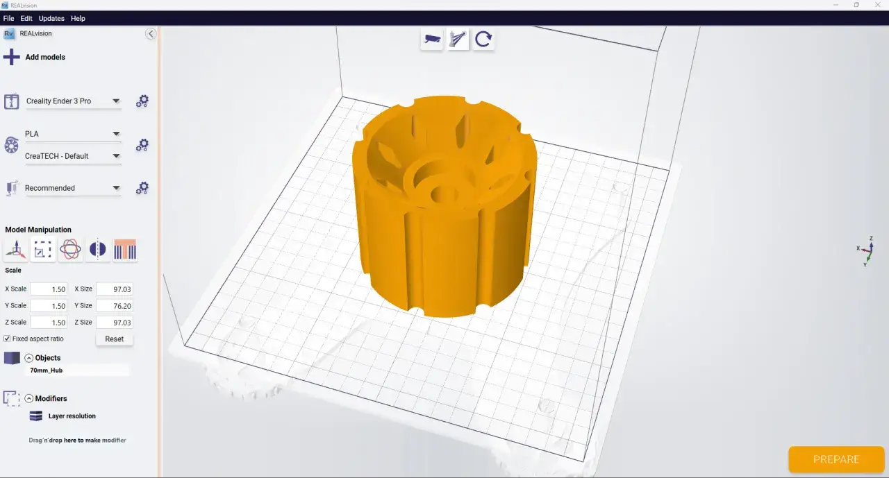 Interfaccia di REALvision per la stampa 3D, con un modello arancione al centro. Il pannello laterale mostra le impostazioni di stampa e manipolazione del modello, utile per chi usa un manuale fusion 360.