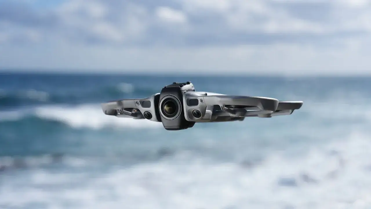 DJI Avata in volo, pronto per catturare immagini mozzafiato. Il suo design compatto e le sue capacità lo rendono ideale per chi cerca un drone con patentino.