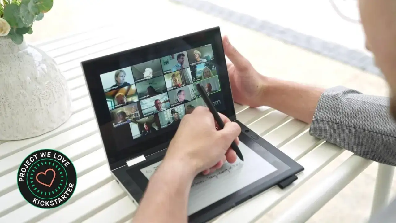Uomo usa un tablet con software per videoconferenze e prende appunti con una penna.
