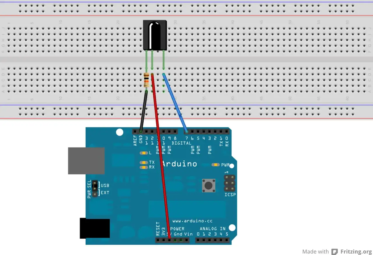 Circuito con Arduino, breadboard e un trasmettitore IR collegato tramite resistore.
