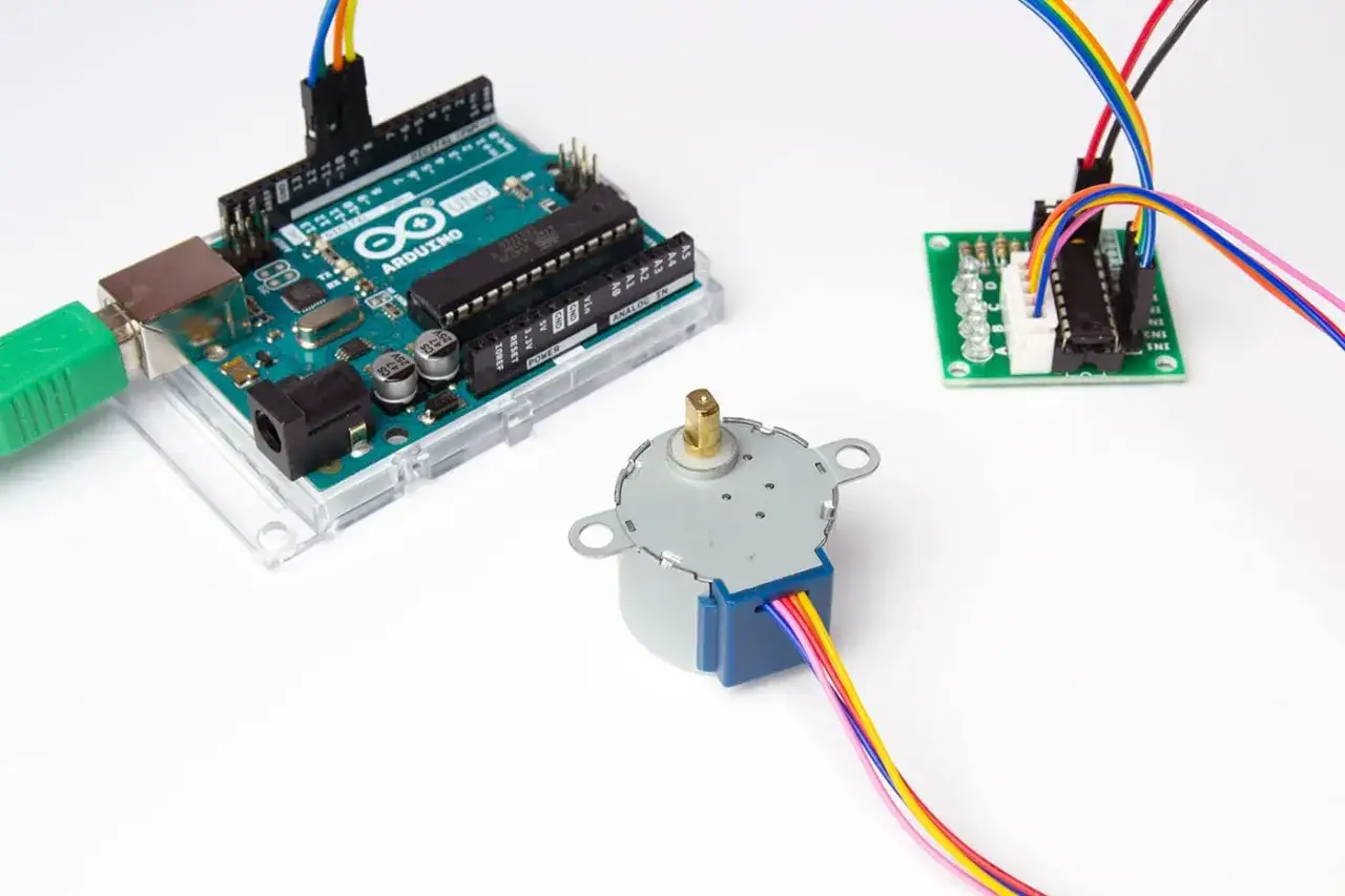Arduino Uno collegato a un driver ULN2003 e a un motore passo-passo, pronto per un progetto di robotica.