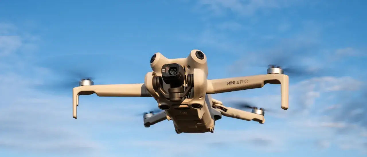 Il DJI Mini 4 Pro in volo, pronto per la sua uscita e per catturare immagini mozzafiato.